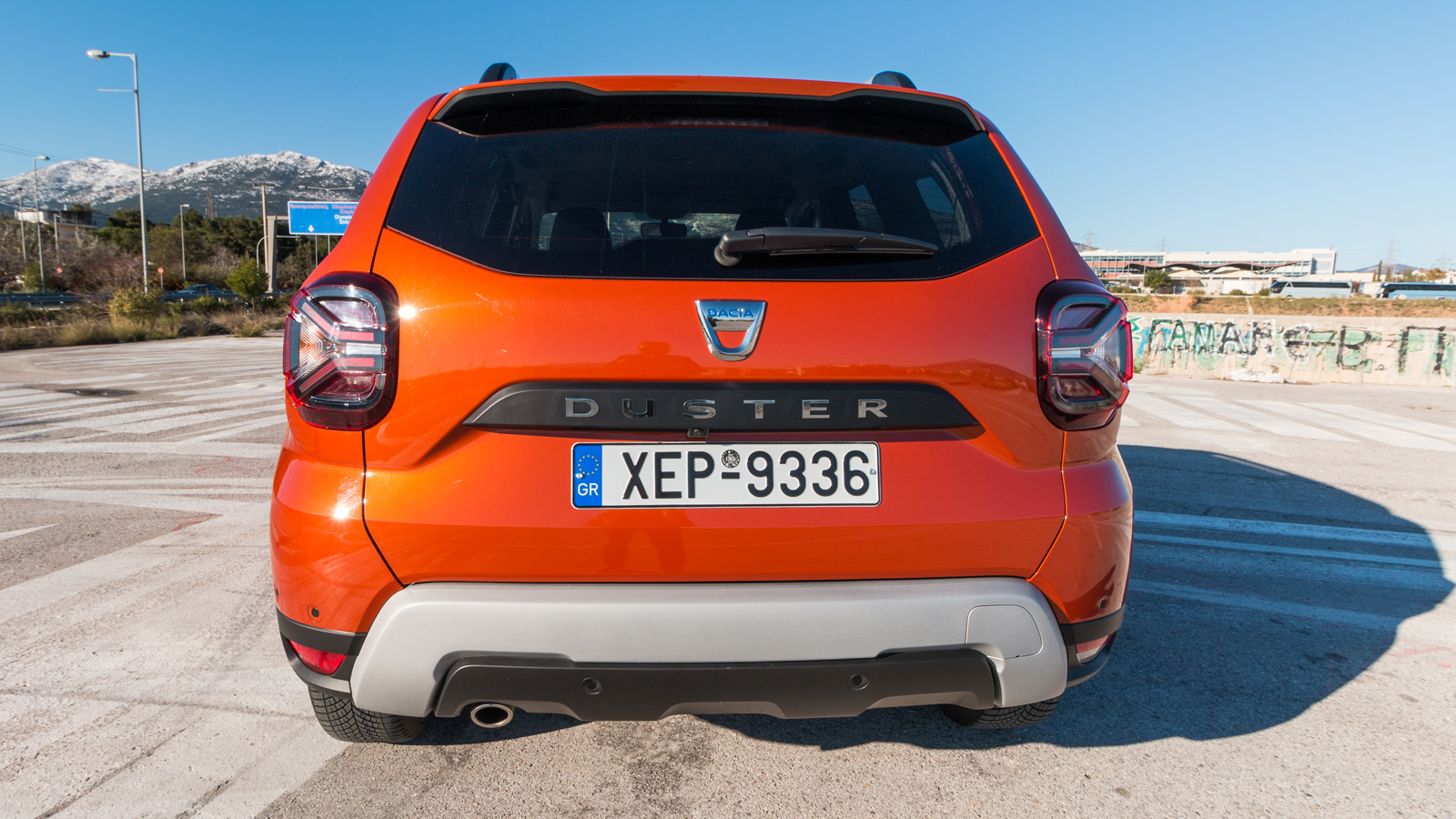 Τα γραφικά Υ, σήμα υπογραφής του Dacia, διακοσμούν πλέον τα πίσω φωτιστικά σώματα και τα φώτα ημέρα